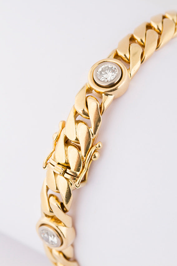 Solid link bracelet with diamonds