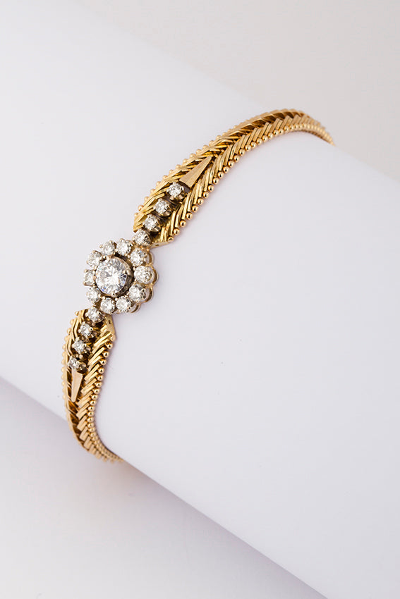 Yellow gold entourage bracelet with brilliant