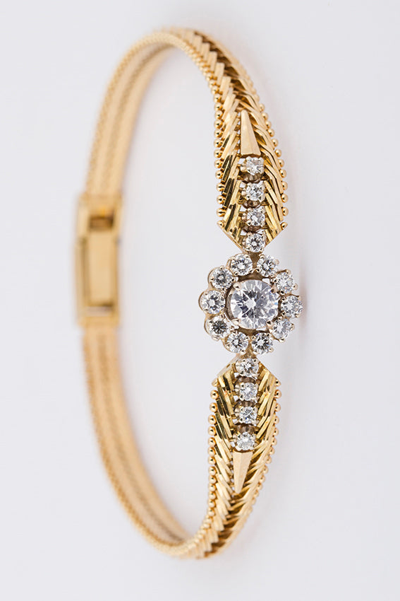 Yellow gold entourage bracelet with brilliant
