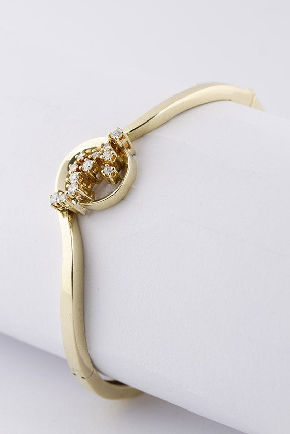 Gouden slaven armband met 12 briljanten.