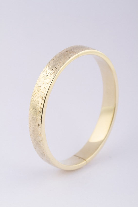 Gouden gegraveerde slaven armband met scharnier sluiting