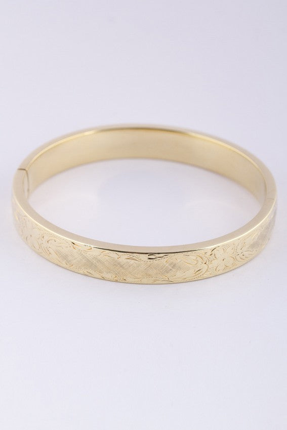 Gouden gegraveerde slaven armband met scharnier sluiting