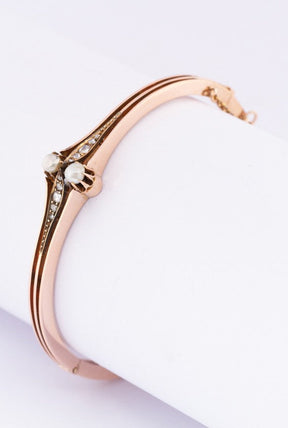 Gold clasp bracelet with pearls and diamonds