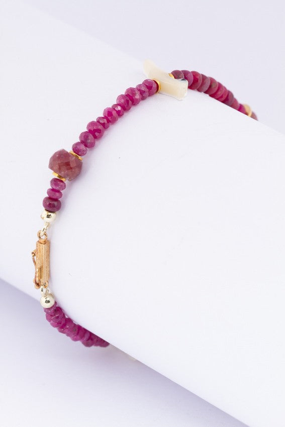 Robijnen armband met gouden bedels