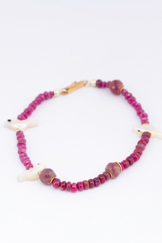 Robijnen armband met gouden bedels