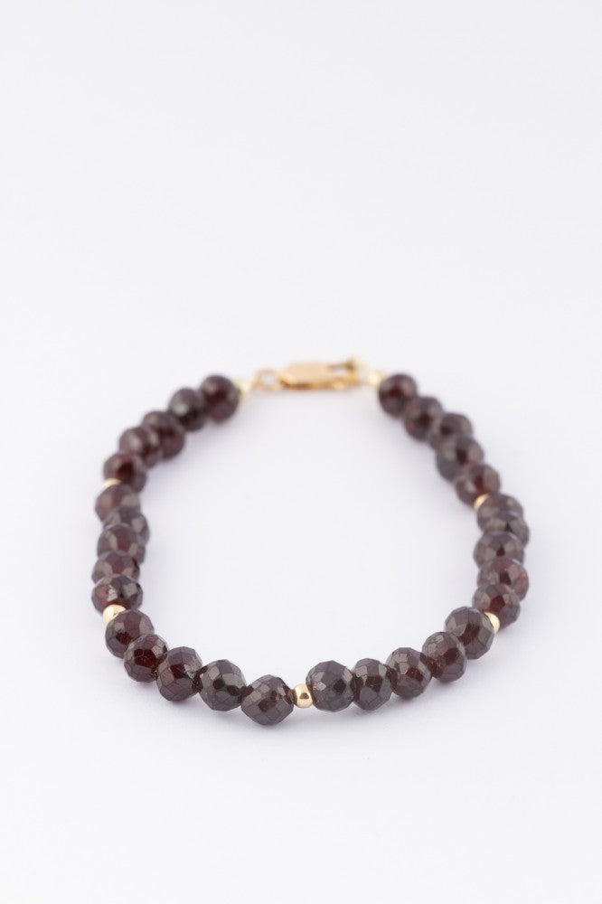 Granaat armband met gouden ballen.