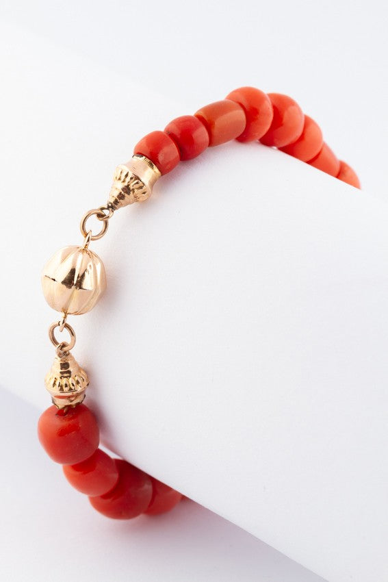 Antieke bloedkoralen armband aan gouden sluiting