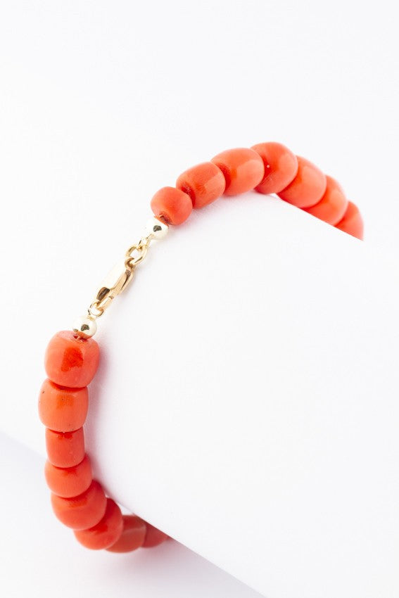 Antique red coral bracelet with gold clasp