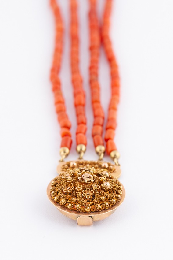 Antieke bloedkoralen armband aan gouden sluiting
