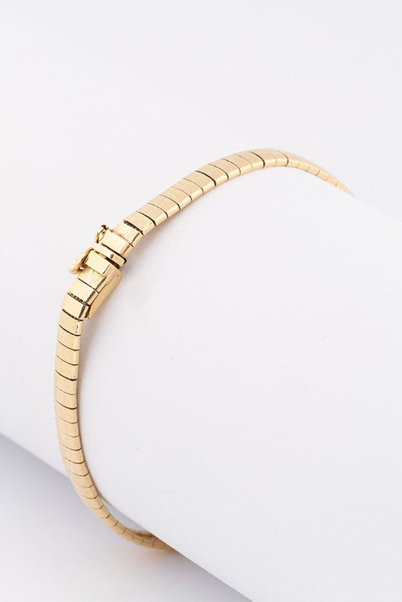 Gegraveerde/gematteerde gouden schakel armband