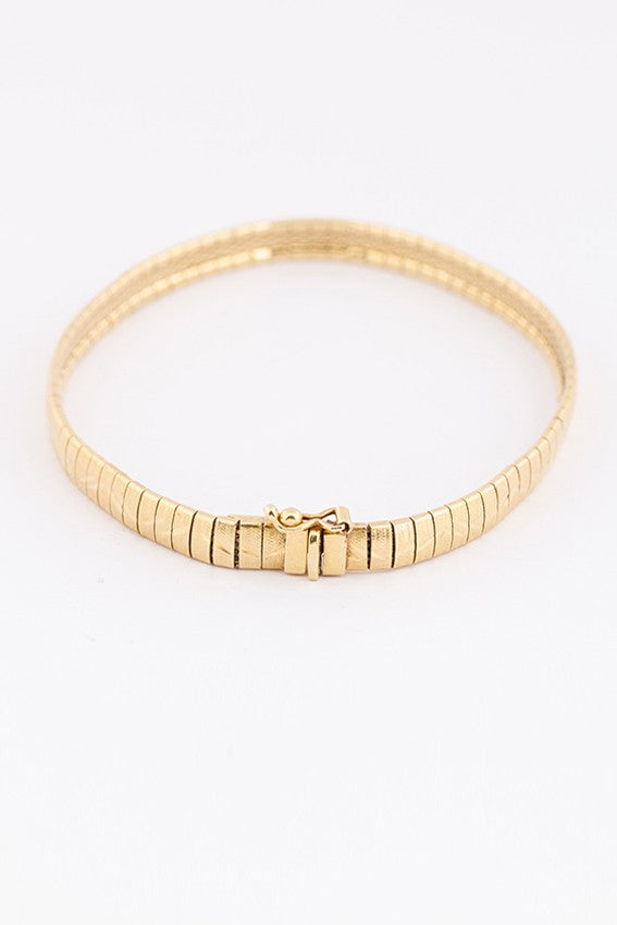 Gegraveerde/gematteerde gouden schakel armband