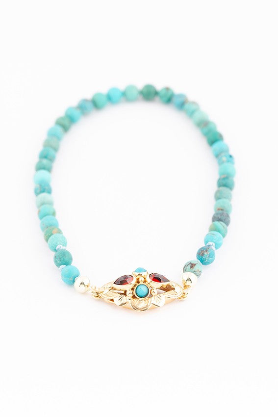 Turkoois armband aan gouden sluiting met granaat en turkoois