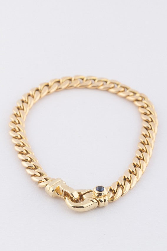 Gouden gourmet armband met bij het slot een cabochon geslepen saffier