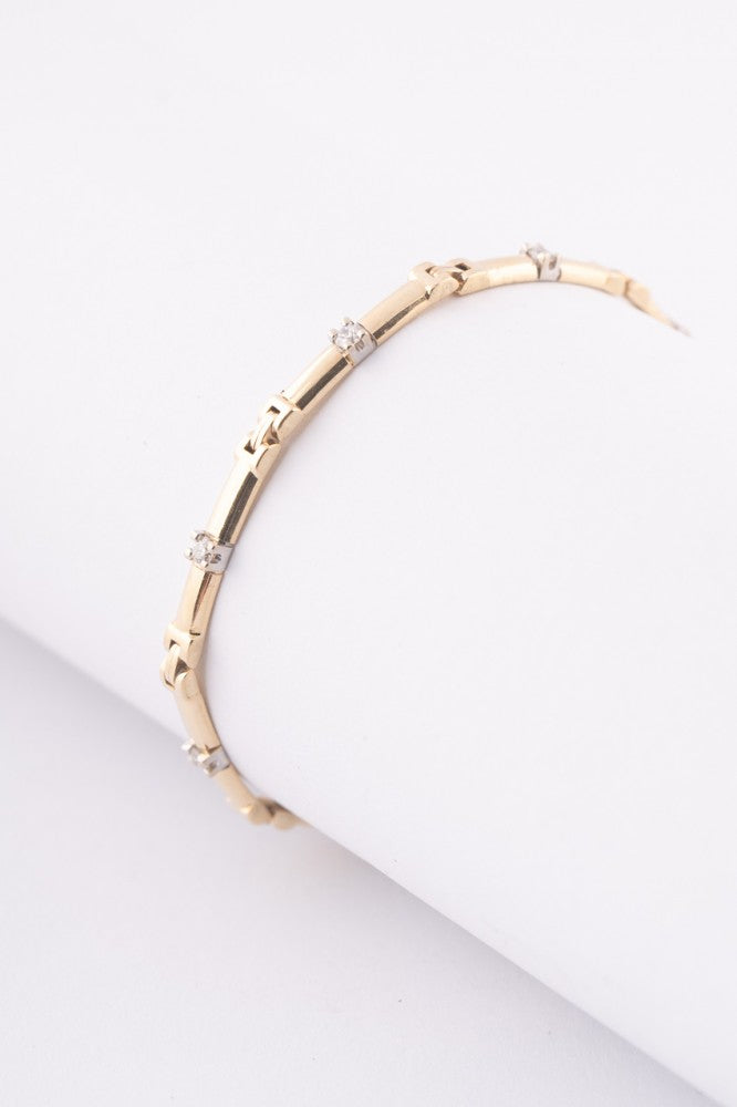 Gold link bracelet with 7 diamonds