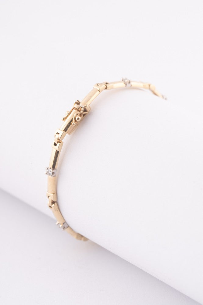 Gold link bracelet with 7 diamonds