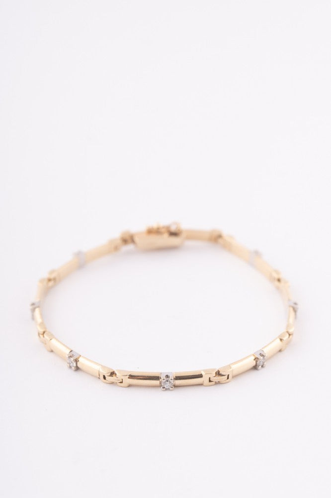 Gold link bracelet with 7 diamonds