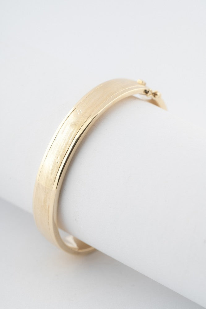 Gold bangle with hinge closure