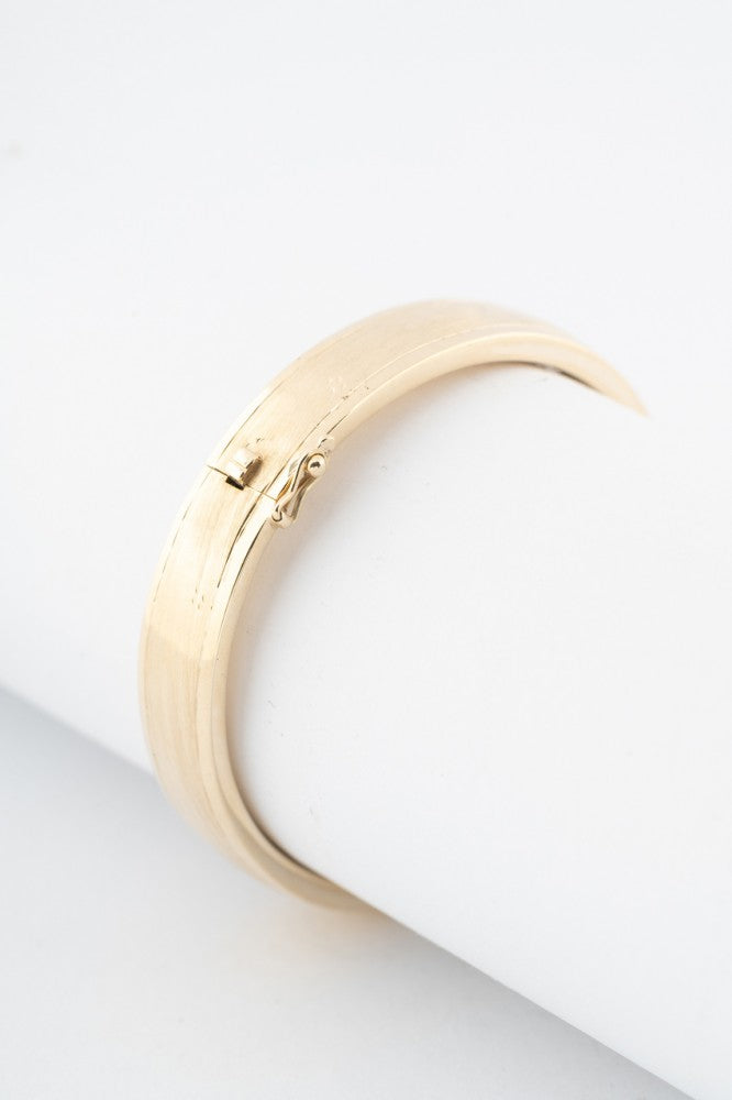 Gold bangle with hinge closure