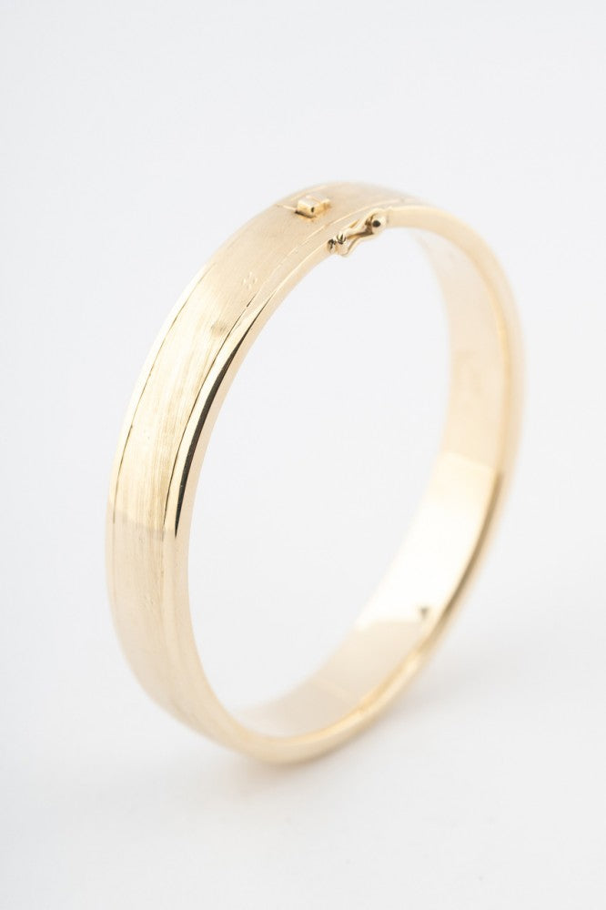 Gold bangle with hinge closure