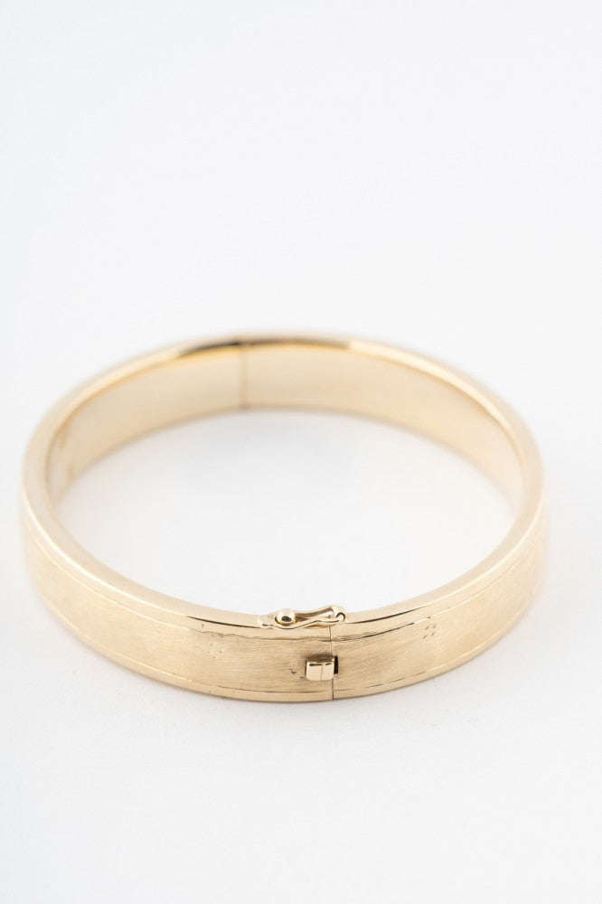 Gold bangle with hinge closure
