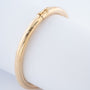 Gouden gegraveerde bangle met scharnier sluiting