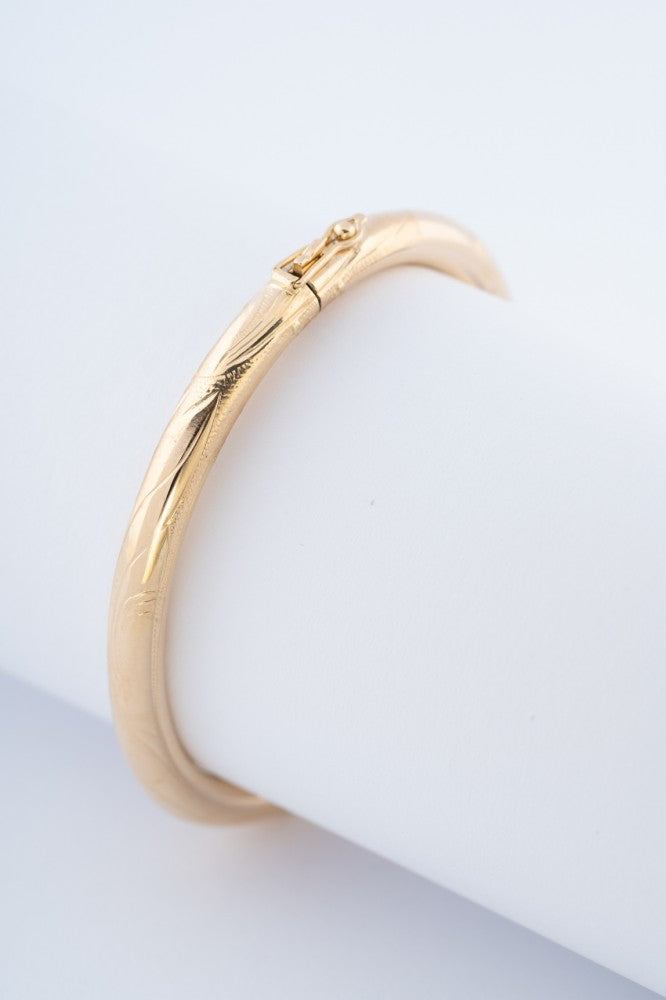Gouden gegraveerde bangle met scharnier sluiting