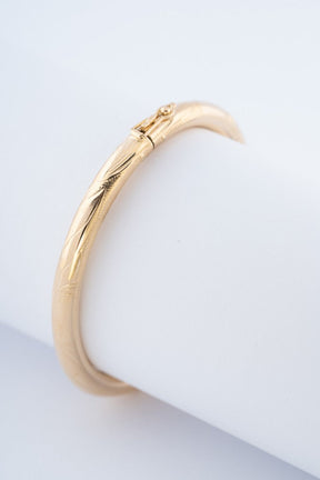 Gouden gegraveerde bangle met scharnier sluiting
