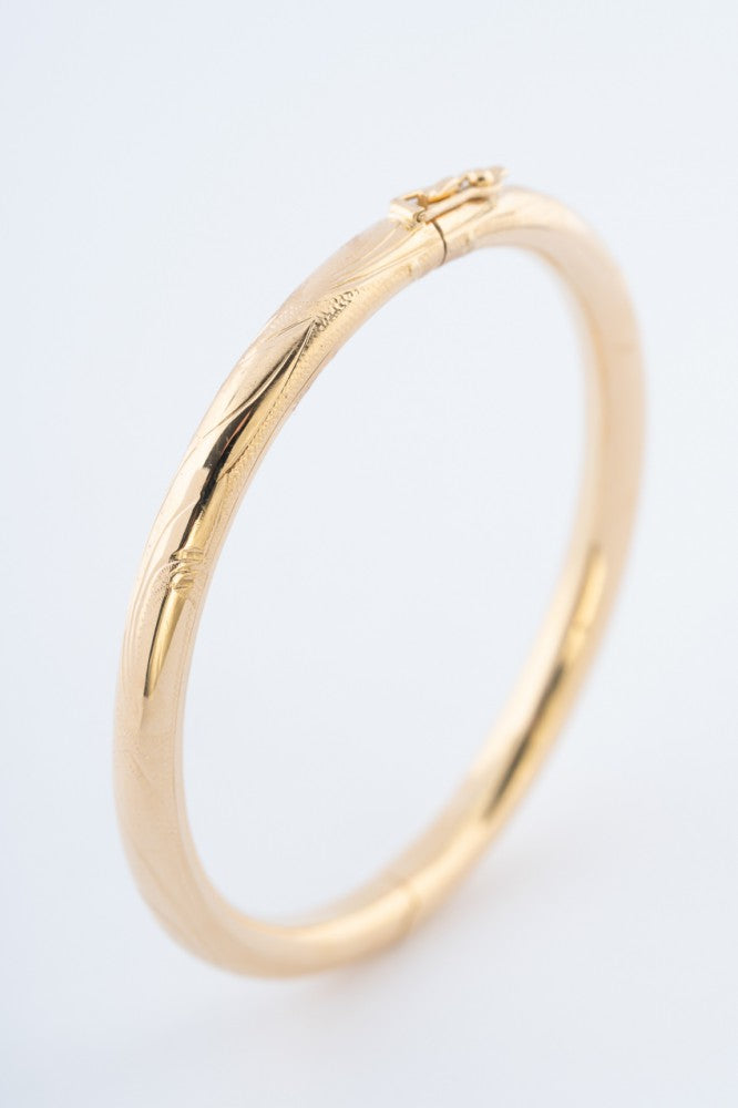 Gouden gegraveerde bangle met scharnier sluiting