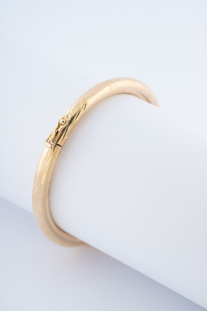 Gouden gegraveerde bangle met scharnier sluiting