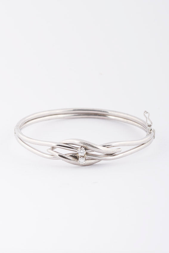 Wit gouden stijve armband met 2 briljanten