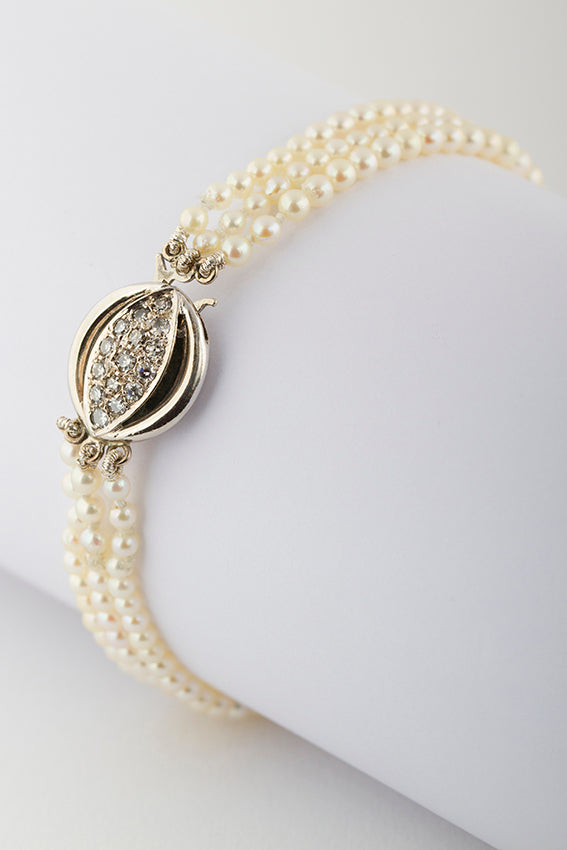 Cultured pearl bracelet with white gold clasp
