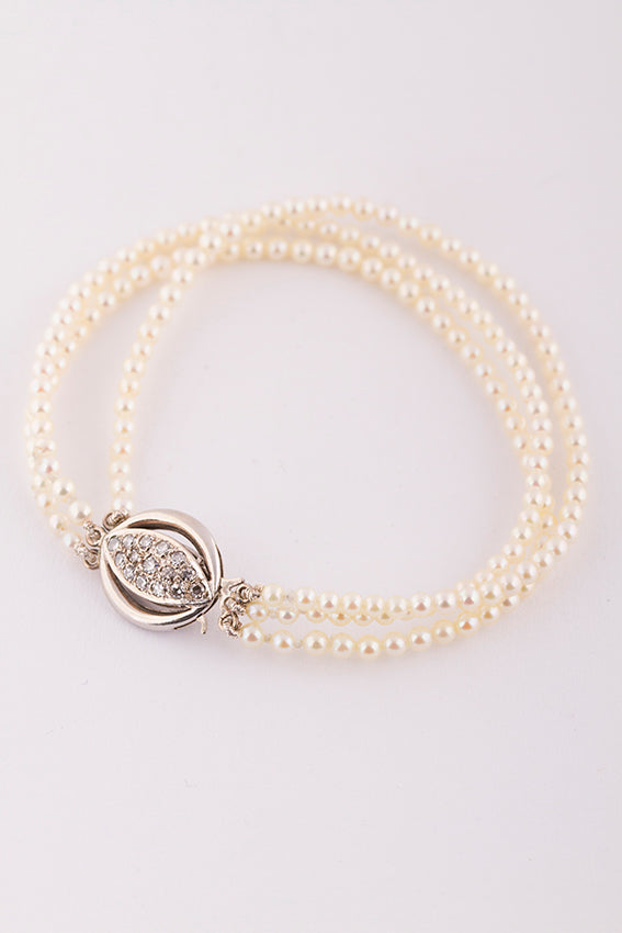 Cultured pearl bracelet with white gold clasp