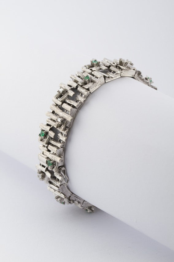 White gold link bracelet with emerald and diamond