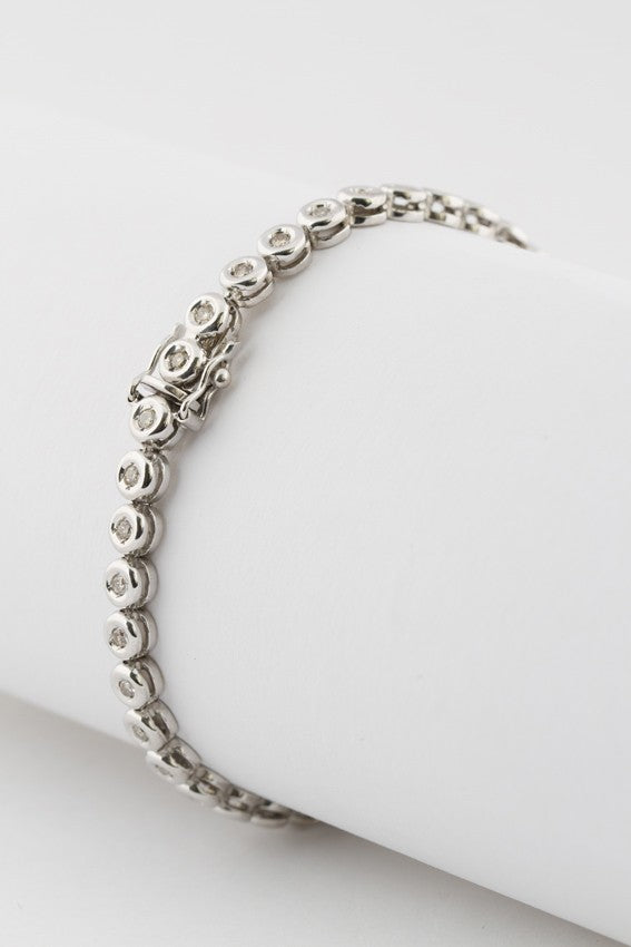 White gold tennis bracelet with diamonds