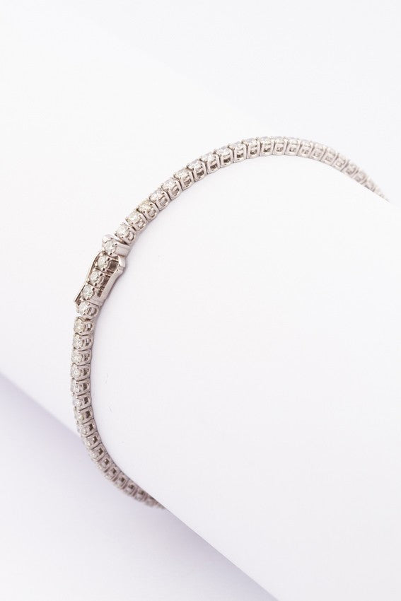 Tennis bracelet with diamonds