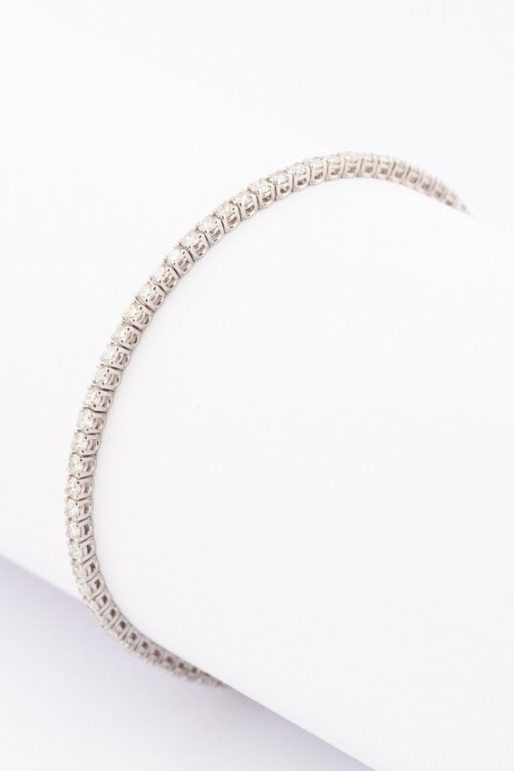 Tennis bracelet with diamonds