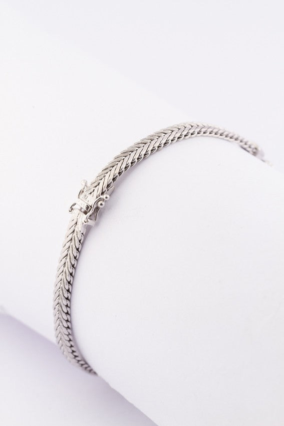 Wit gouden armband met 11 diamanten