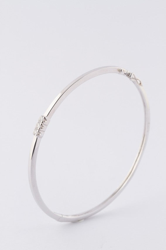 White gold bangle with three brilliant-cut diamonds. Total weight approx. 0.15 ct.