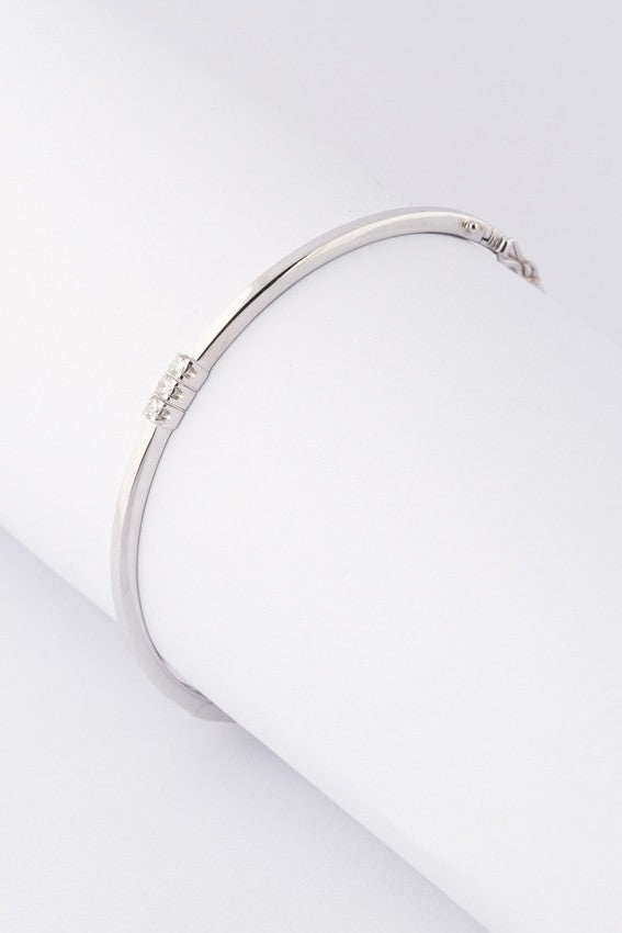 White gold bangle with three brilliant-cut diamonds. Total weight approx. 0.15 ct.