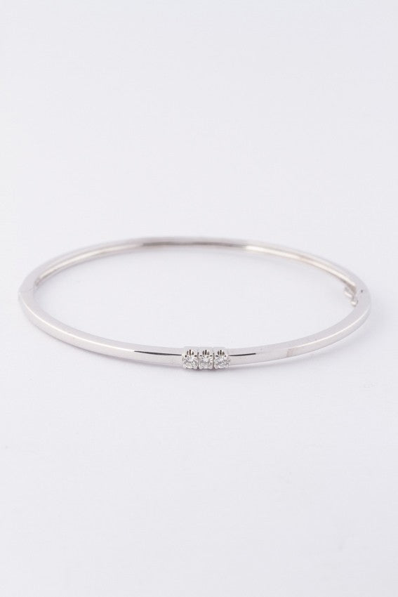 White gold bangle with three brilliant-cut diamonds. Total weight approx. 0.15 ct.