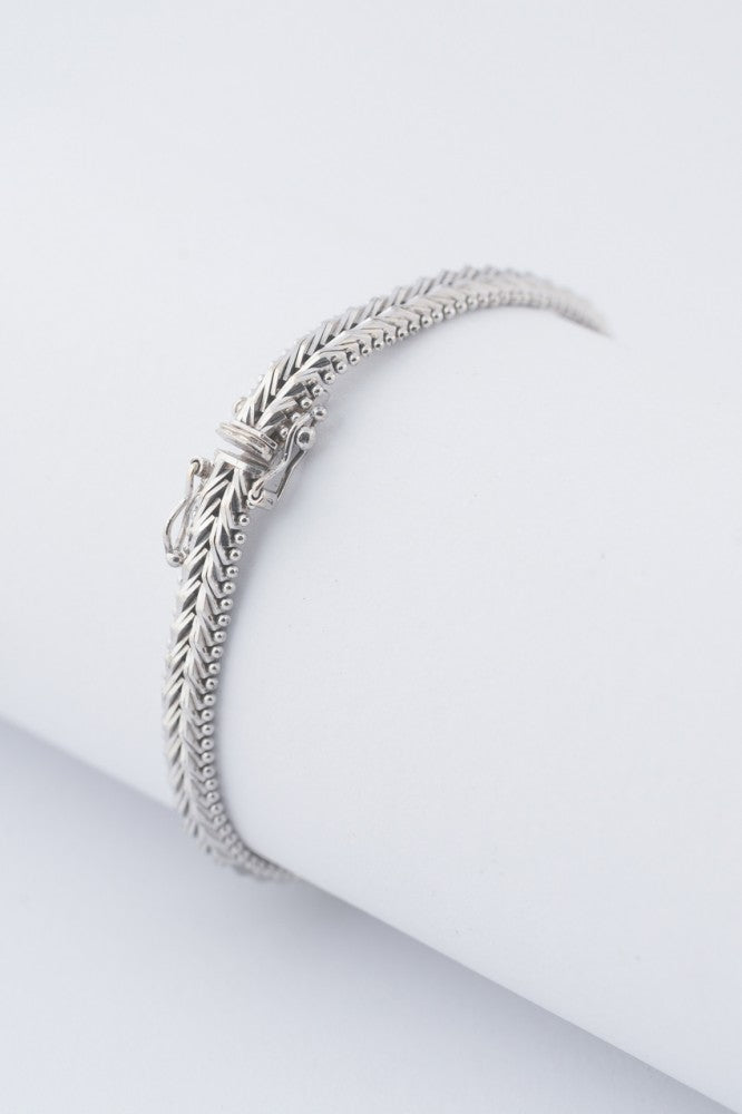 White gold bracelet with sapphires and diamonds