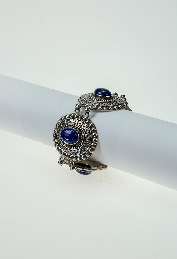 Silver link bracelet with lapis lazuli