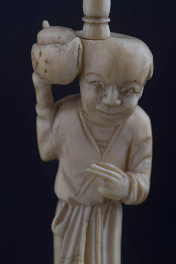 Ivoren geluksbol gedragen door een man