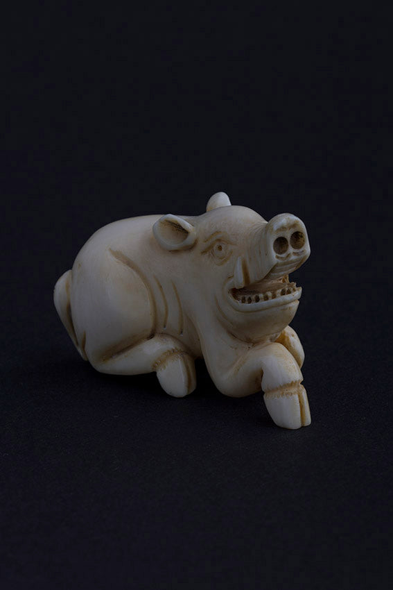 Antique ivory netsuké pig