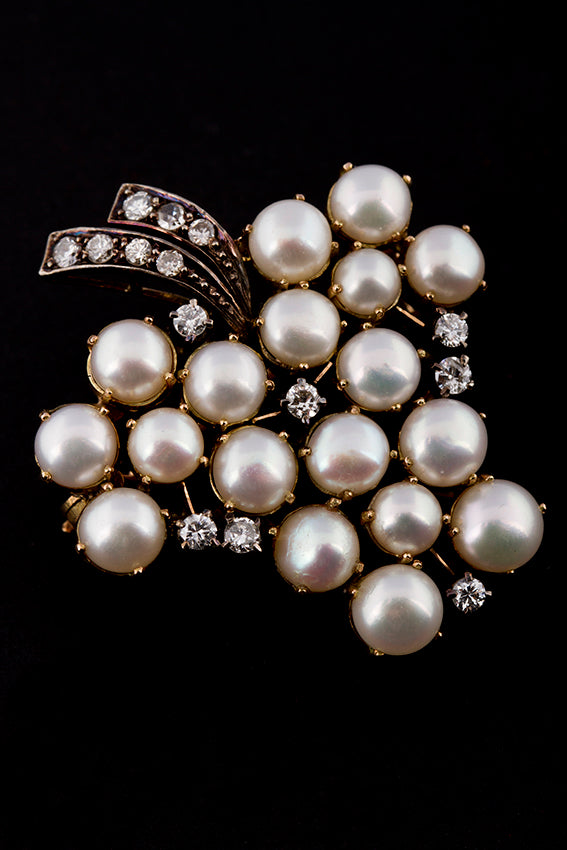 Bunch of grapes brooch with diamonds and pearls