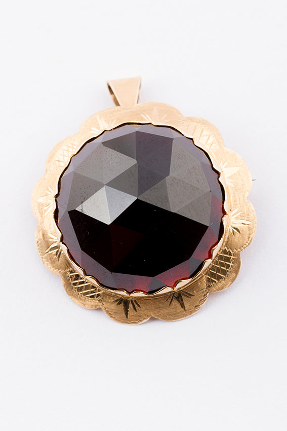 Brooch/pendant with faceted garnet
