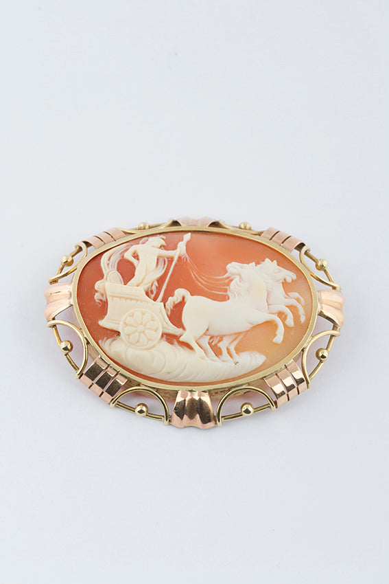 Oude schelp camee broche met mythologische voorstelling