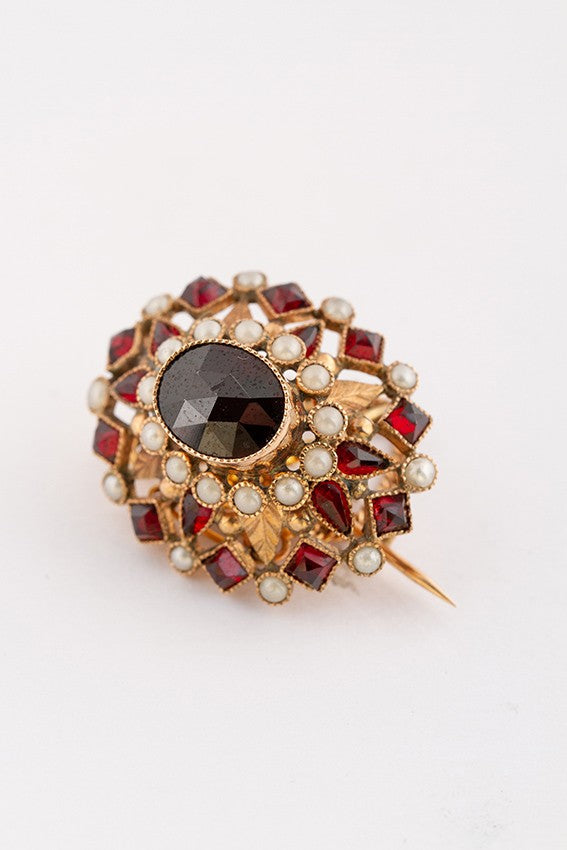 Gouden broche met granaten en parels