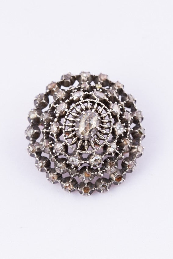 Antieke geel gouden broche met roos geslepen diamanten.