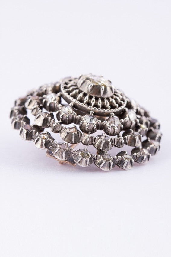 Antieke geel gouden broche met roos geslepen diamanten.